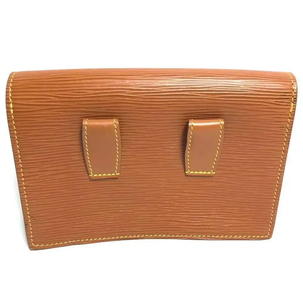 Louis Vuitton but scratches brand