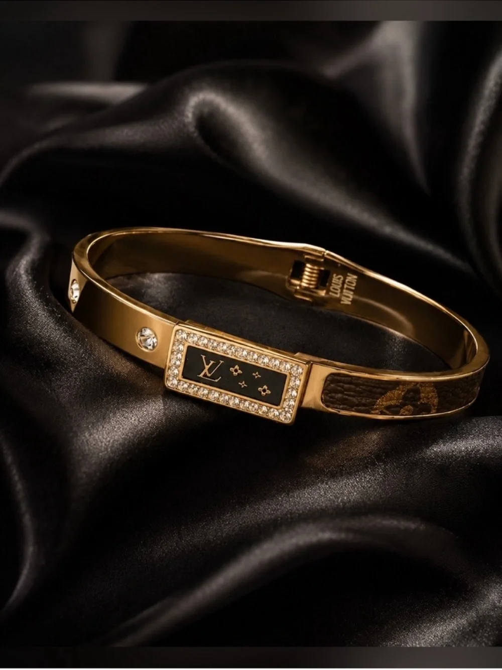 Fashion Jewelry features bracelet