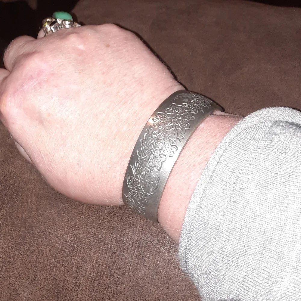 Kirk stieff pewter larkspur cuff engraved floral bracelet Signed Vintage