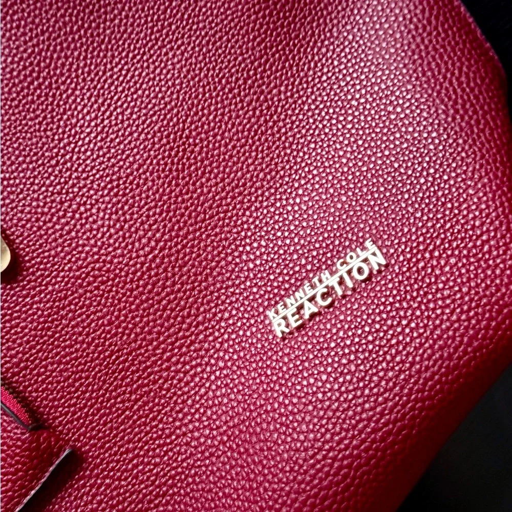Kenneth Cole Reaction tote included spacious