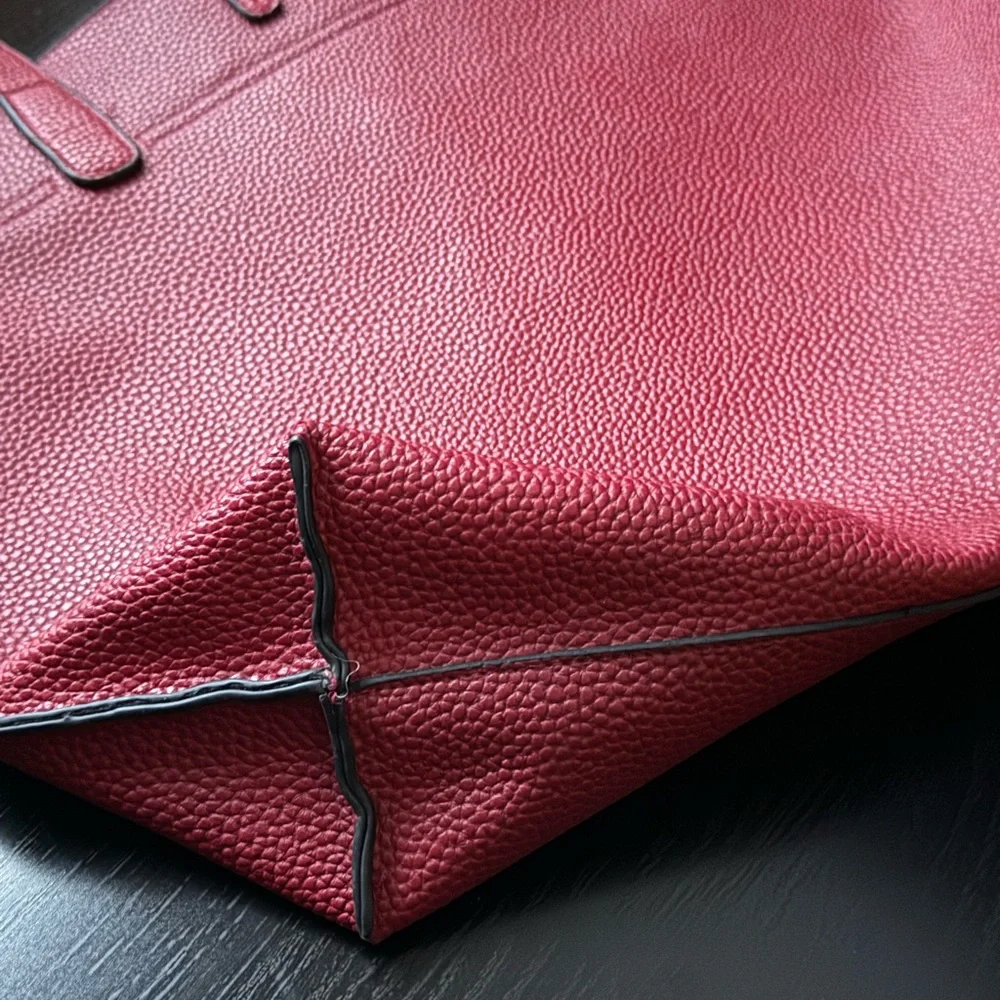Kenneth Cole Reaction oversized travel finish