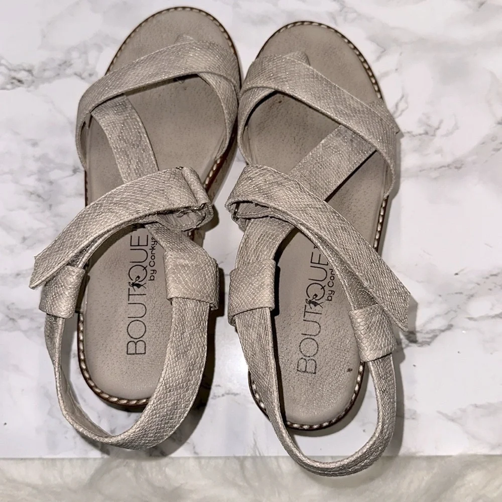 Boutique by Corkys size 7 Oro sandals wedges