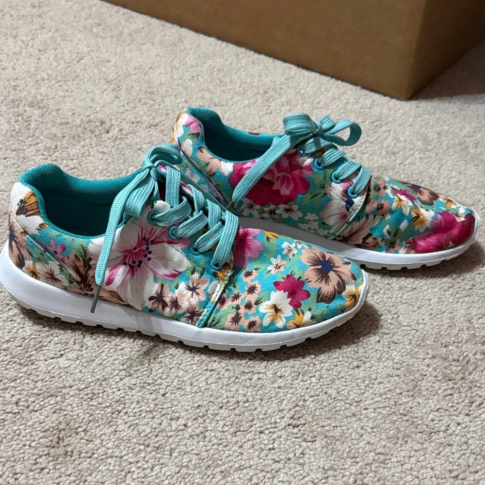 Floral Women's Sneakers with Teal Laces Size 38/7