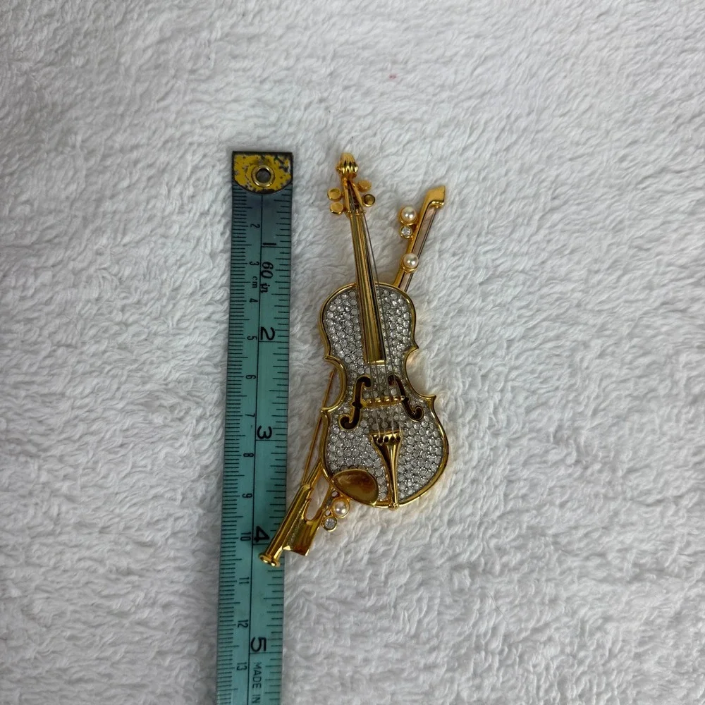 Vintage Swavorski Crystal Gold Tone Violin Brooch‎ Pin with Faux Pearls Jewelry