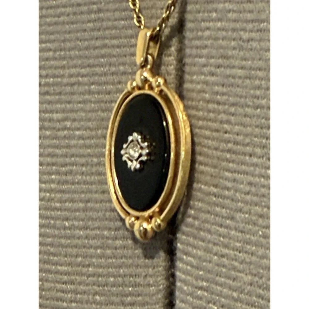 Vtg Avon Necklace 1983‎ Victorian Reversible Pendant Faux Black Onyx 21 in Chain