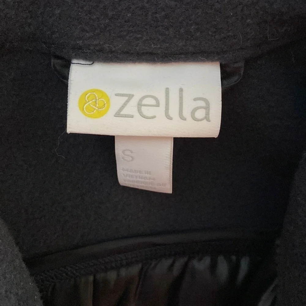Zella black outdoor warm, moisture wicking, wind resistant, layering‎ jacket