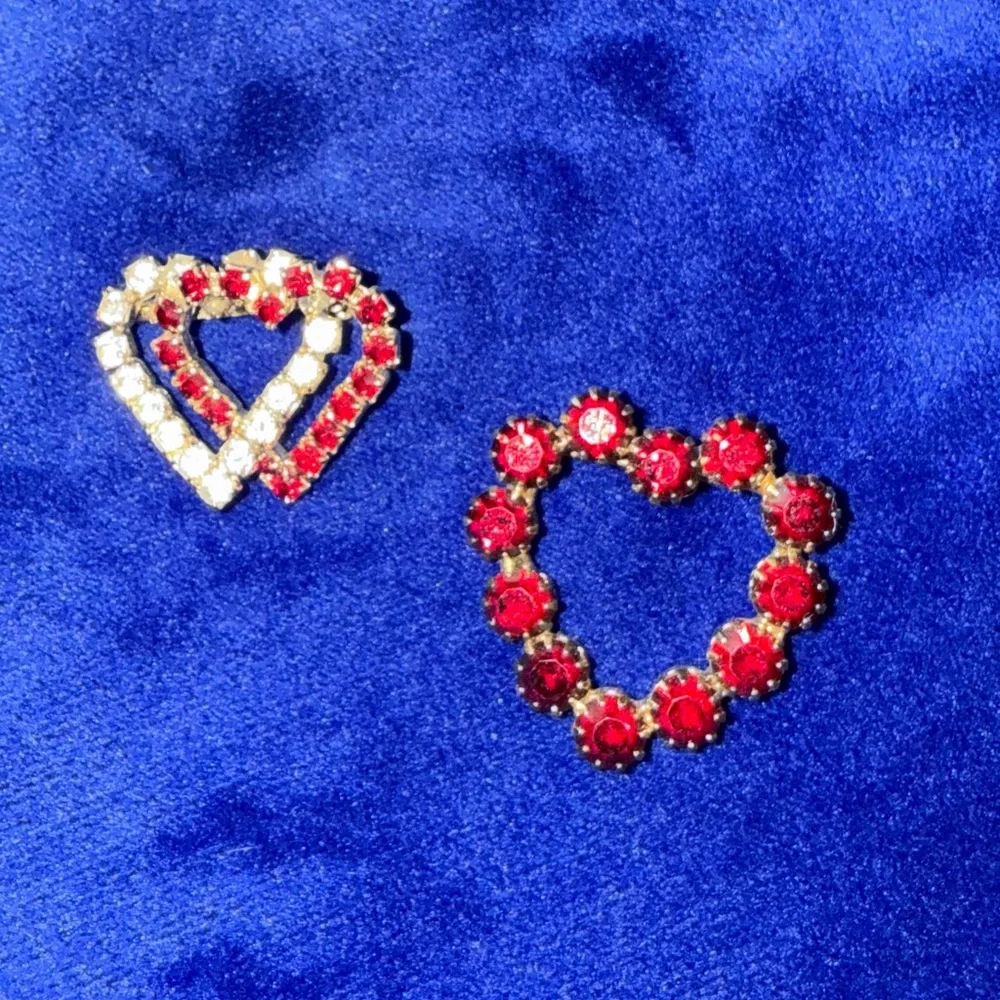 Red Crystal Heart Brooches - vintage Jewelry