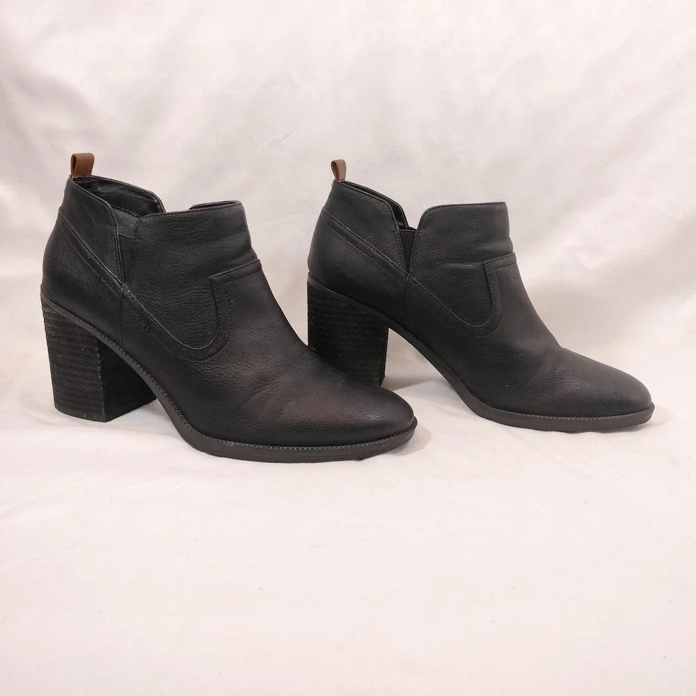 Dr. Scholls sleek details