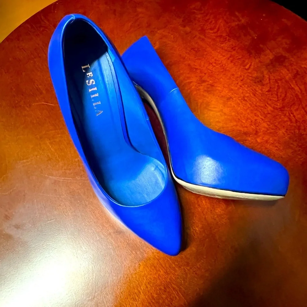 Le SILLA. Royal blue pump, soft leather. Size IT39/ US8, spike heel.