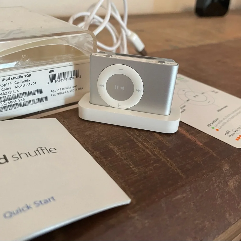 IPOD SHUFFLE 2nd Generation Silver! New! Never used! Collector Item!