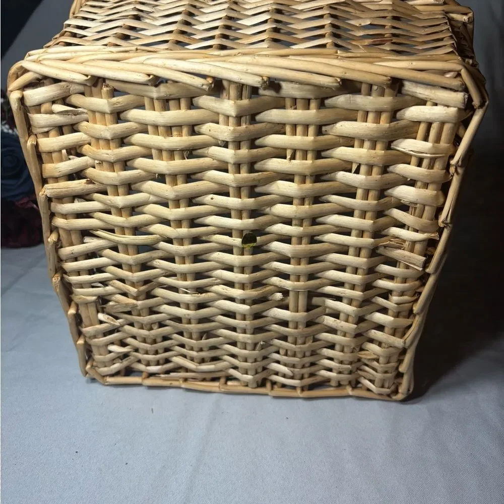 N/A square wicker