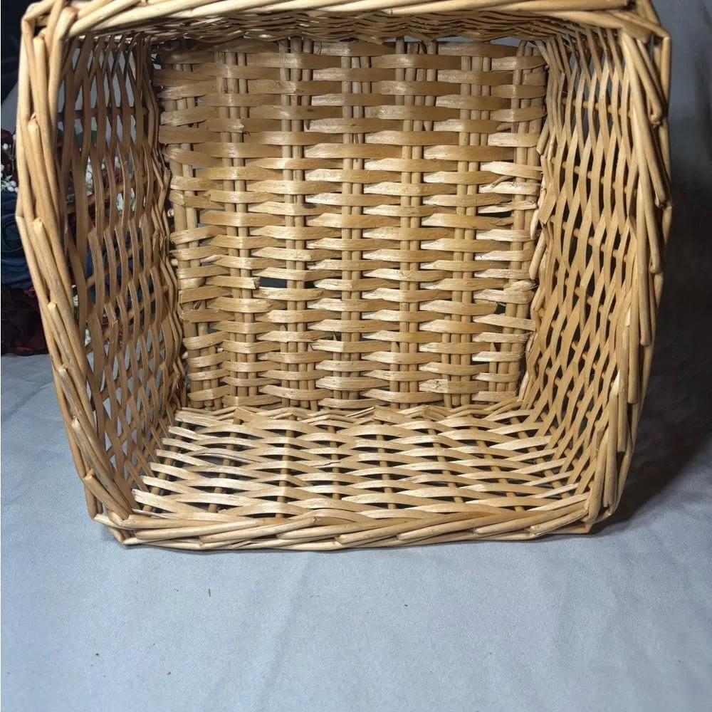 N/A square wicker
