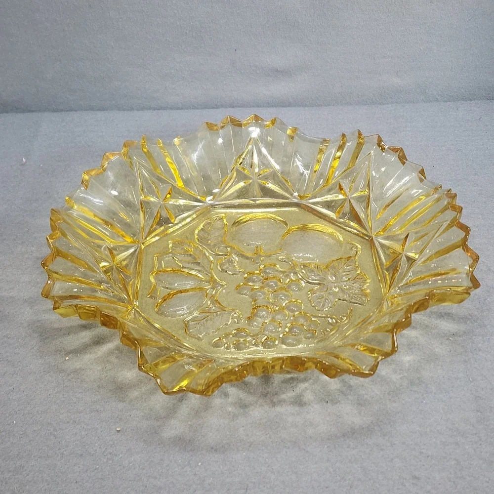 Vintage‎ Amber Glass Fruit Bowl Scalloped Starburst Embossed Grapes Yellow 9.5in