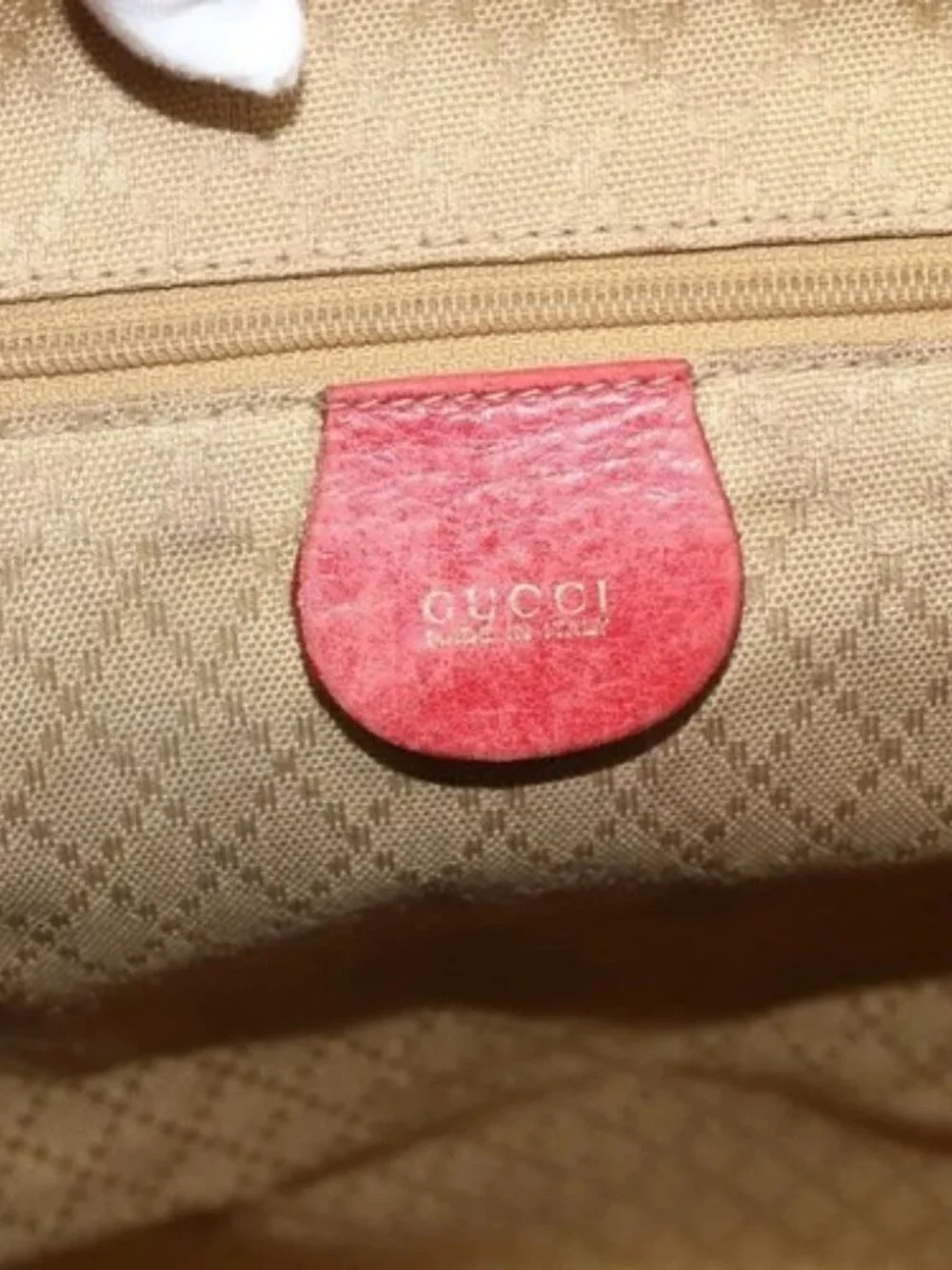 Gucci brand	gucci color	red