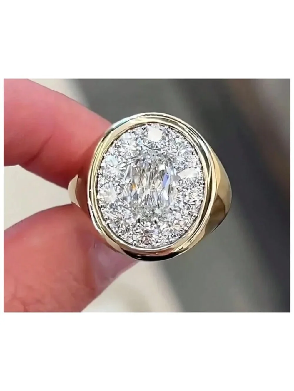 Pigeon egg - Ring - Gold - CZs - Size 9