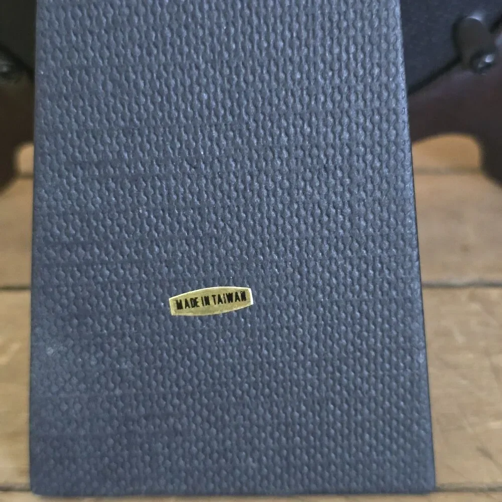 Unbranded vtg art
