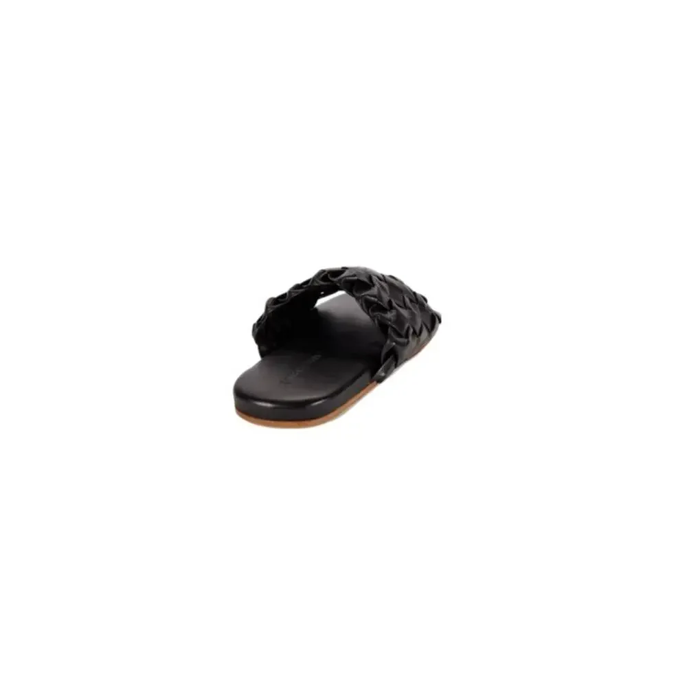 Bottega Veneta are 195