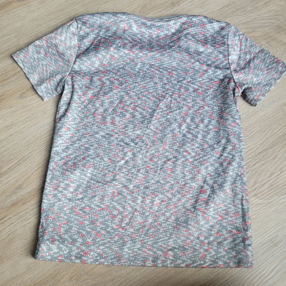 Nike Boys T-Shirt Size 5 Grey Red Speckle Dri-FIT Athletic Activewear Tee