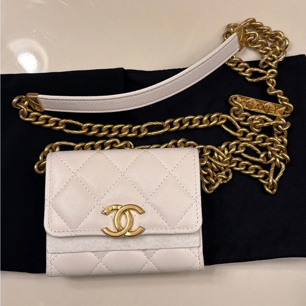 CHANEL compact quilted
