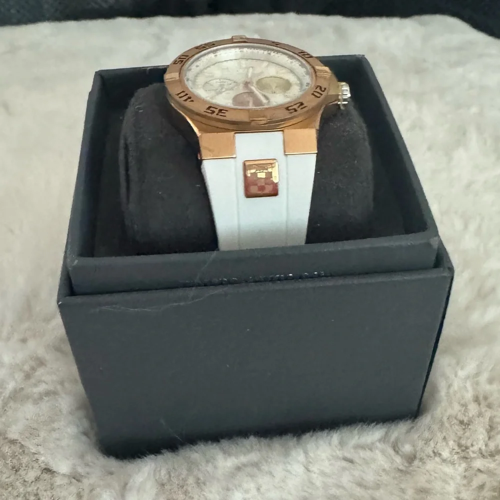 Vince Camuto stylish vince