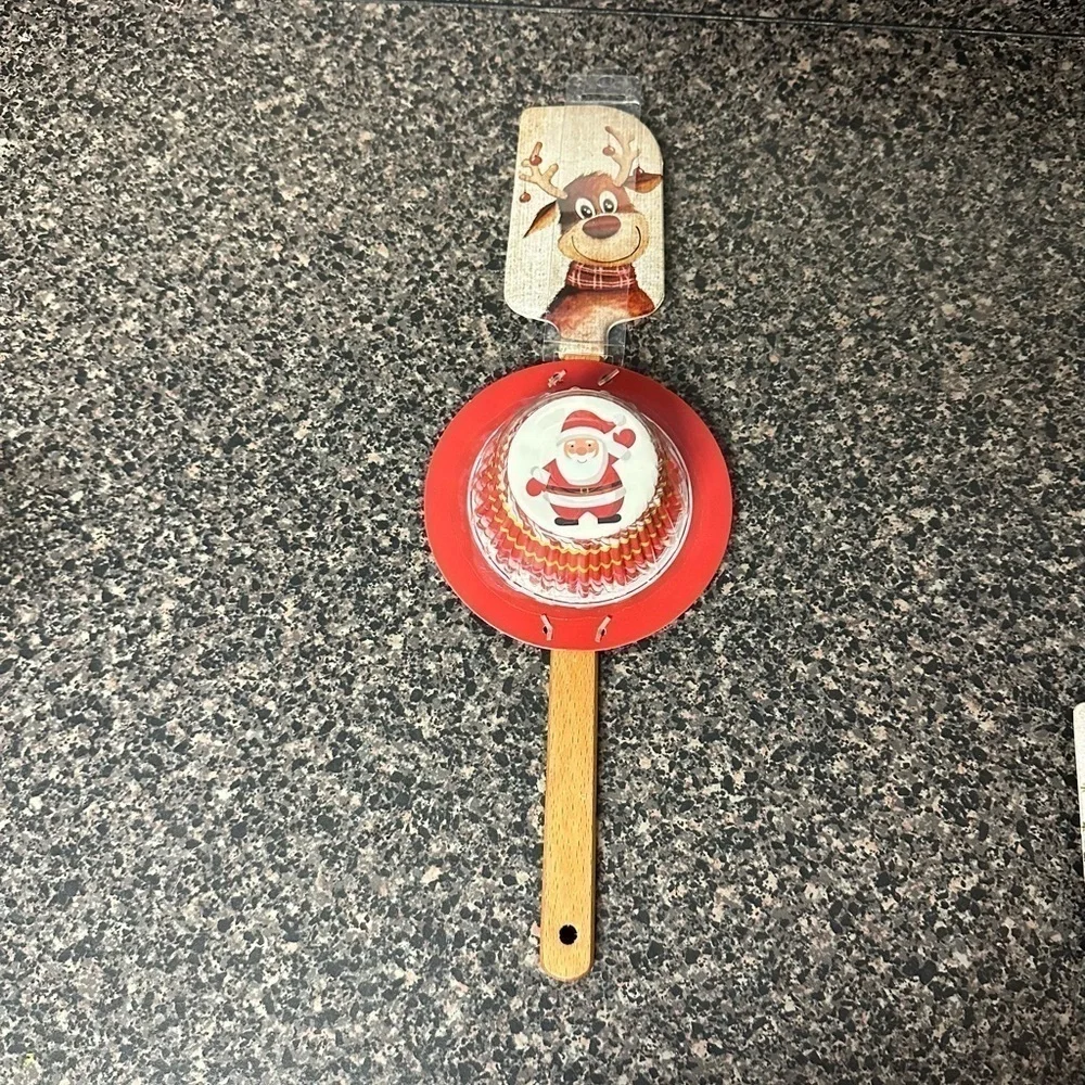 Christmas Reindeer spatula with cupcake liners