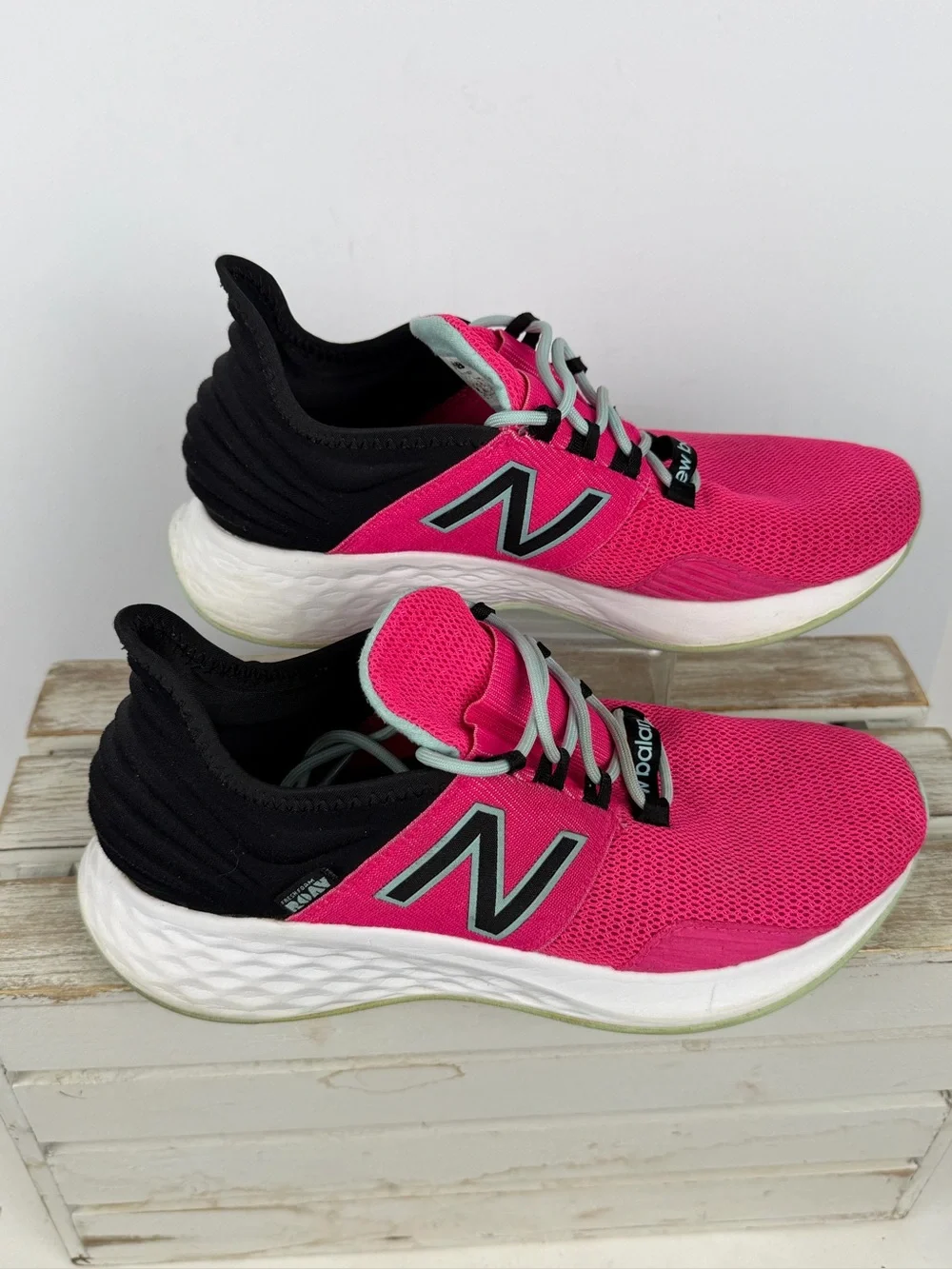 New Balance Fresh Foam Roav women's running shoes vibrant Pink Glo size 8.5
