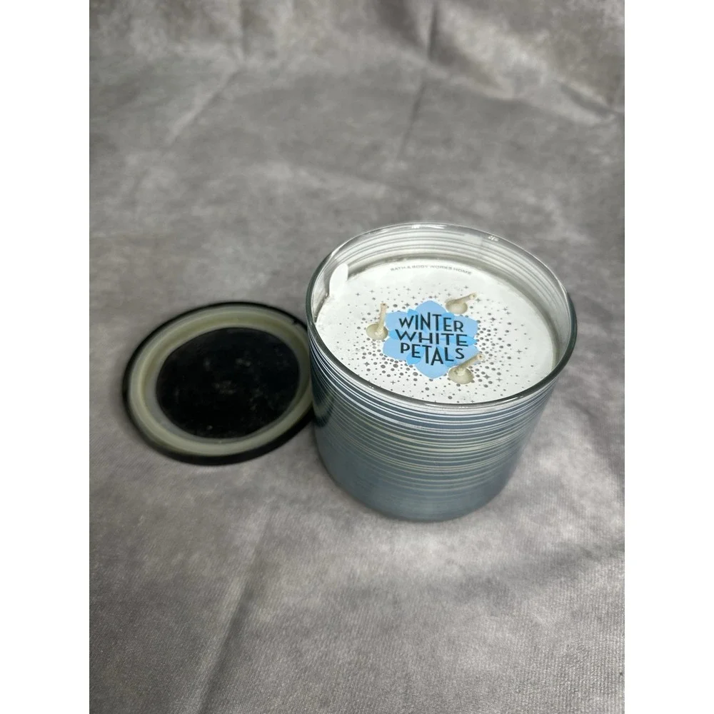 Bath and body Works white barn winter white petals candle wick‎ 14.5 OZ Holiday