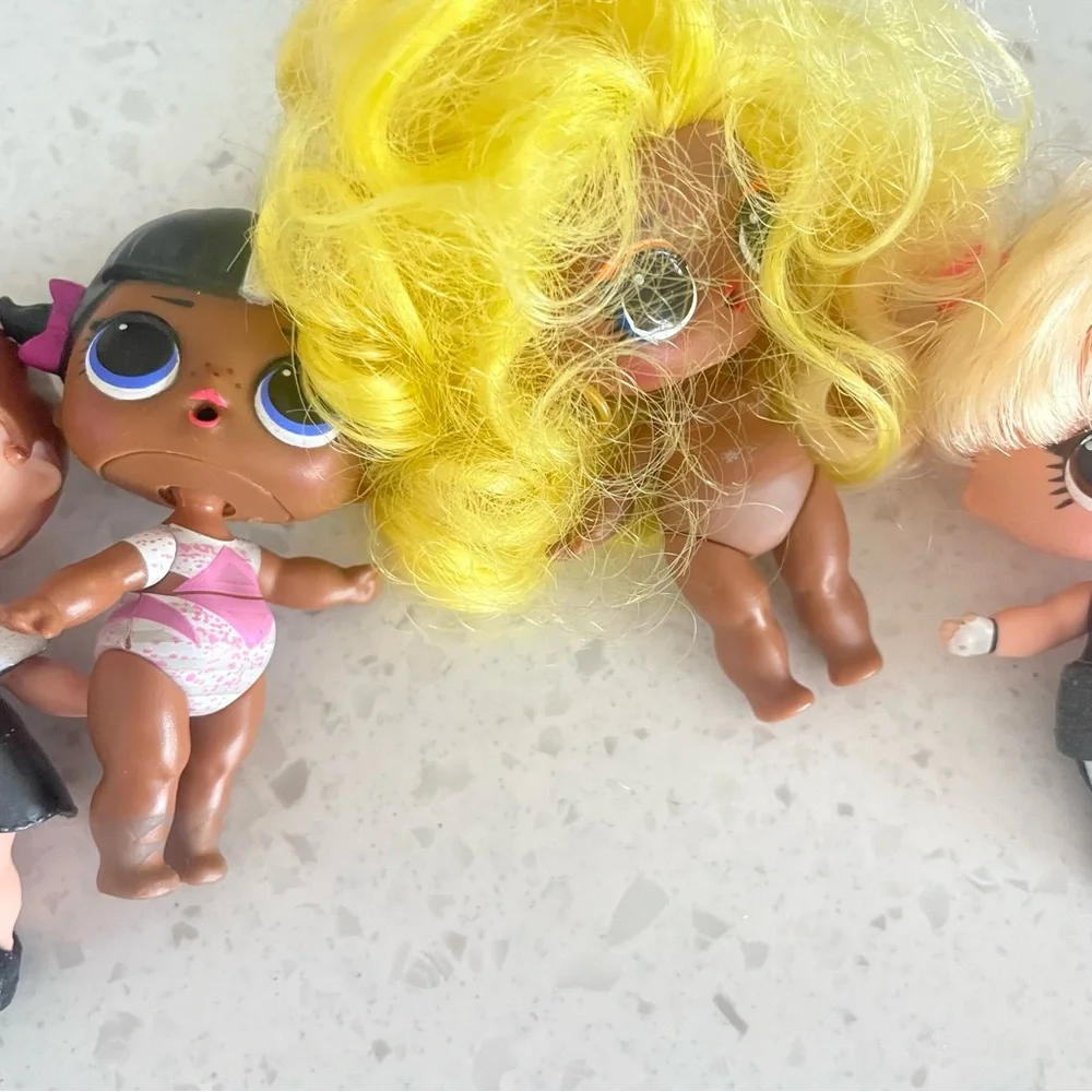 L.O.L. Surprise! Fashionable Doll Set with Yellow and Pink Highlights Set of 7