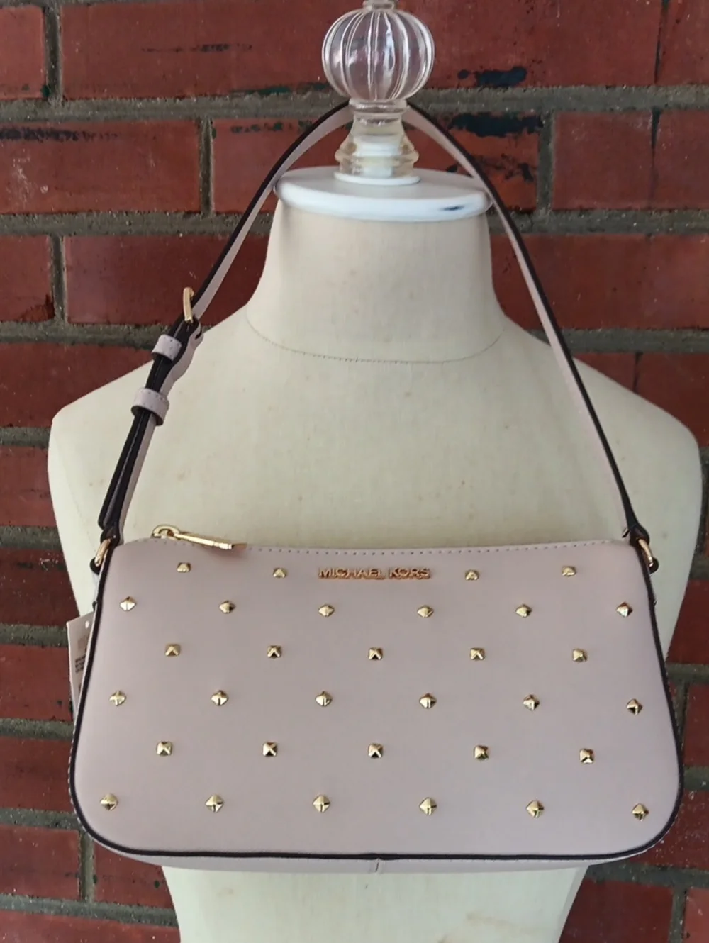 Michael Kors zip features gold