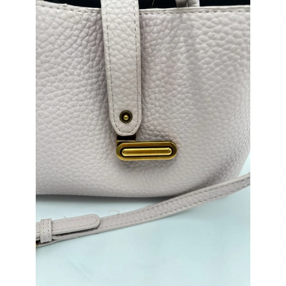 The Unbranded Brand stylish blush