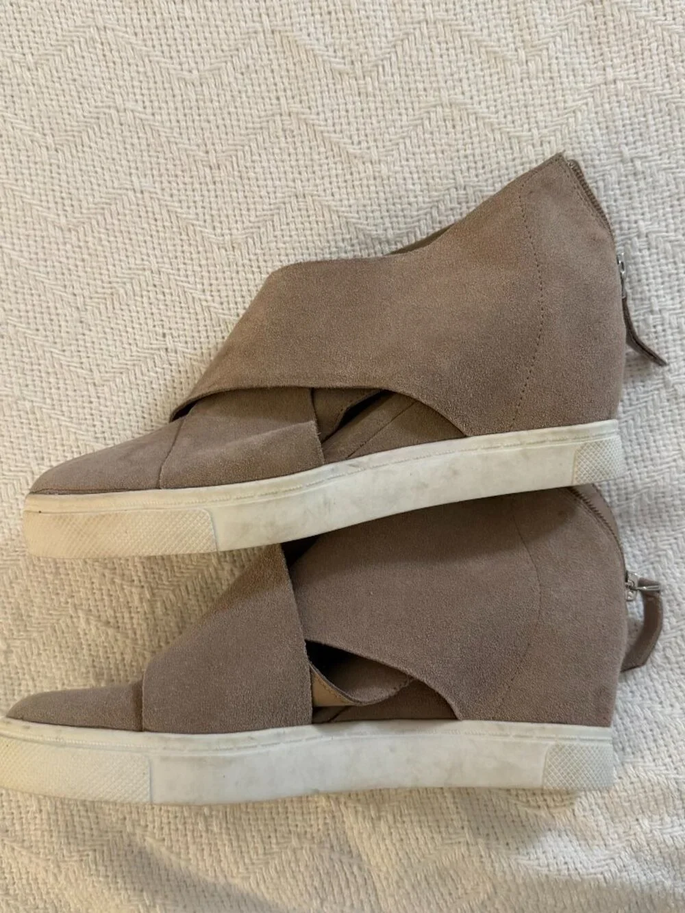 Steve Madden Women’s Size 8 Taupe Suede Open Toe Wedge Sneakers Back Zip