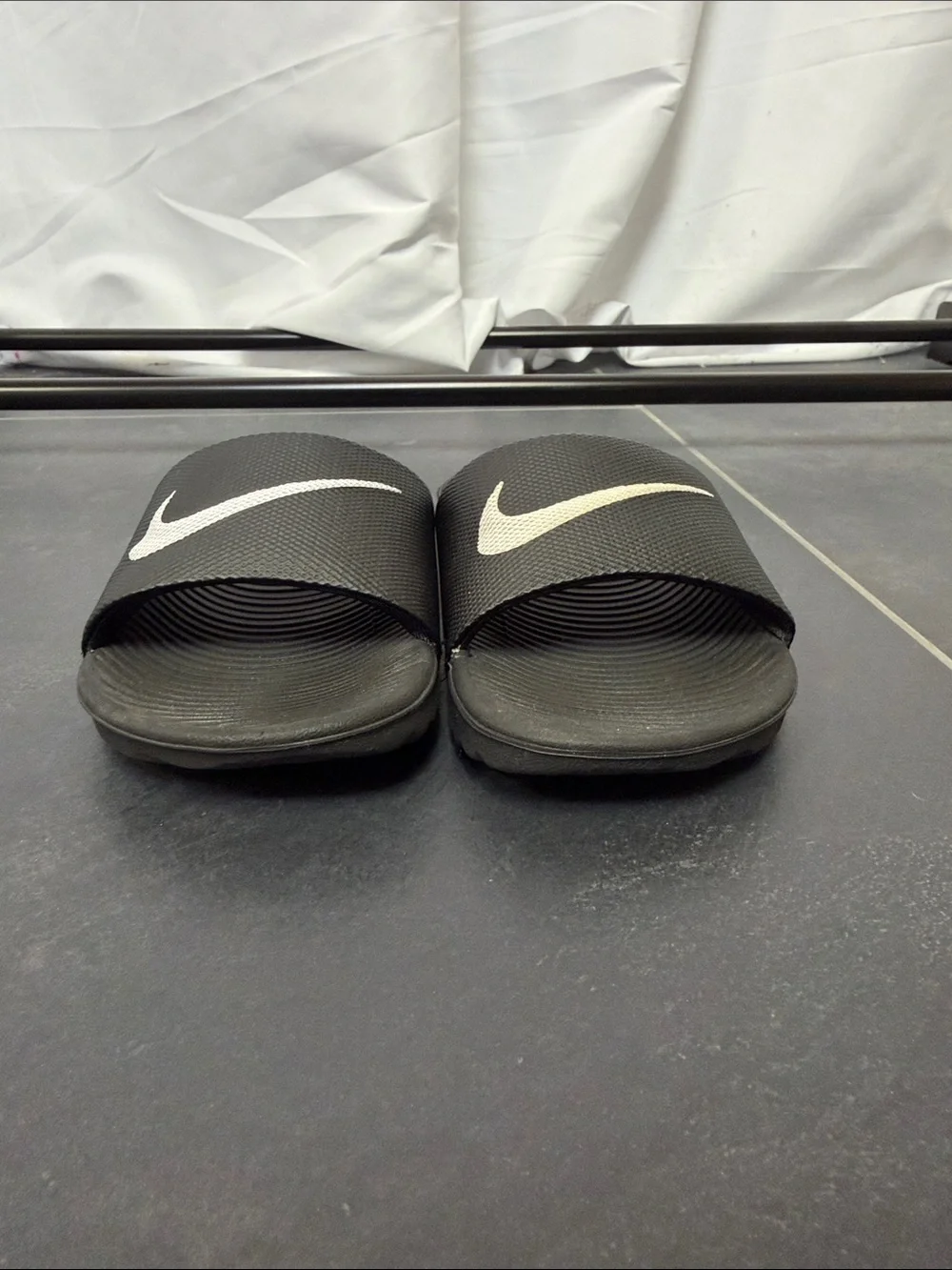 Nike boys Black & White Slide Sandals size 2
