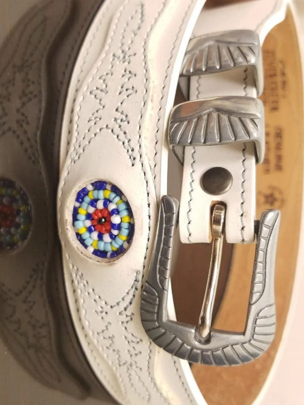 Silver Creek Collection Southwest Western Beaded Style White Leather Belt 27-30