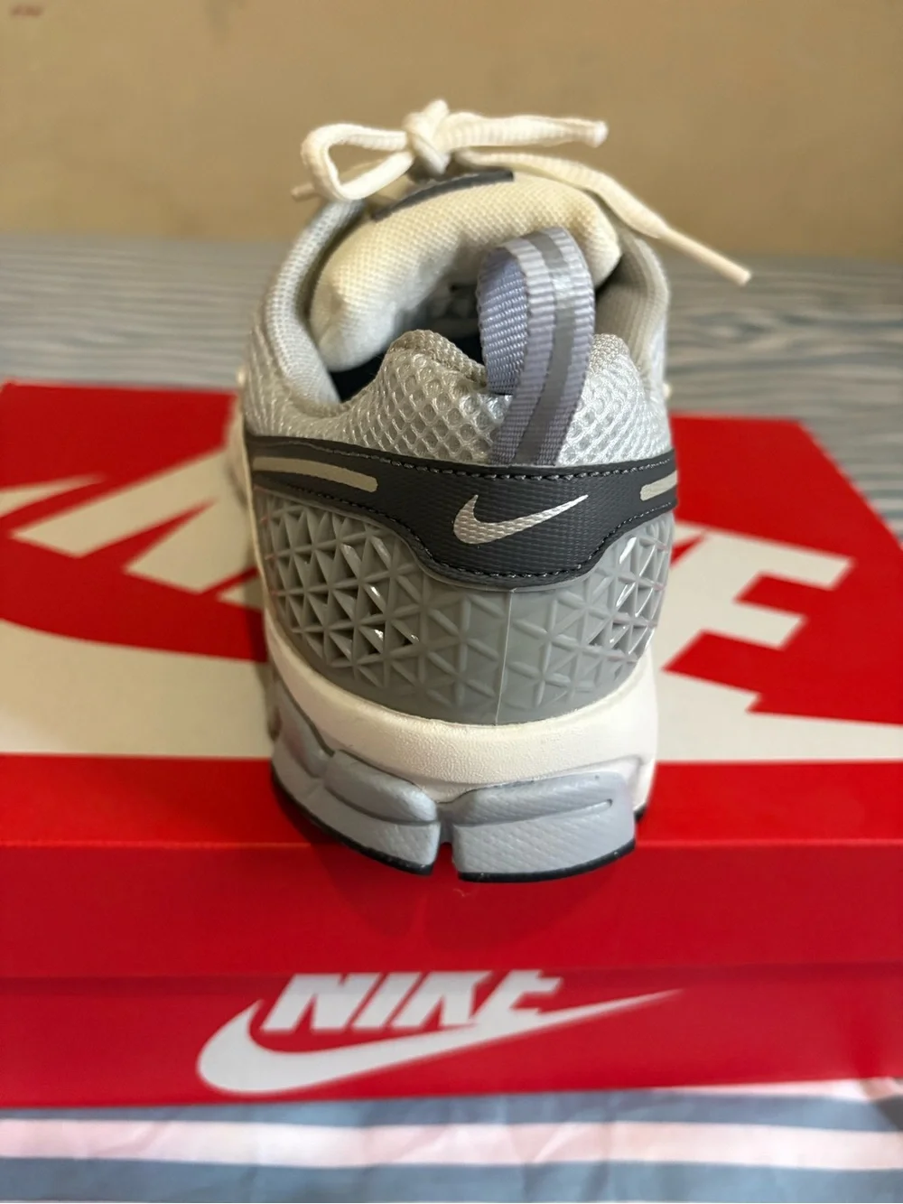 Nike *NEW* Youth Vomero Gray/Silver Mesh Running Sneakers size 6Y in orig box