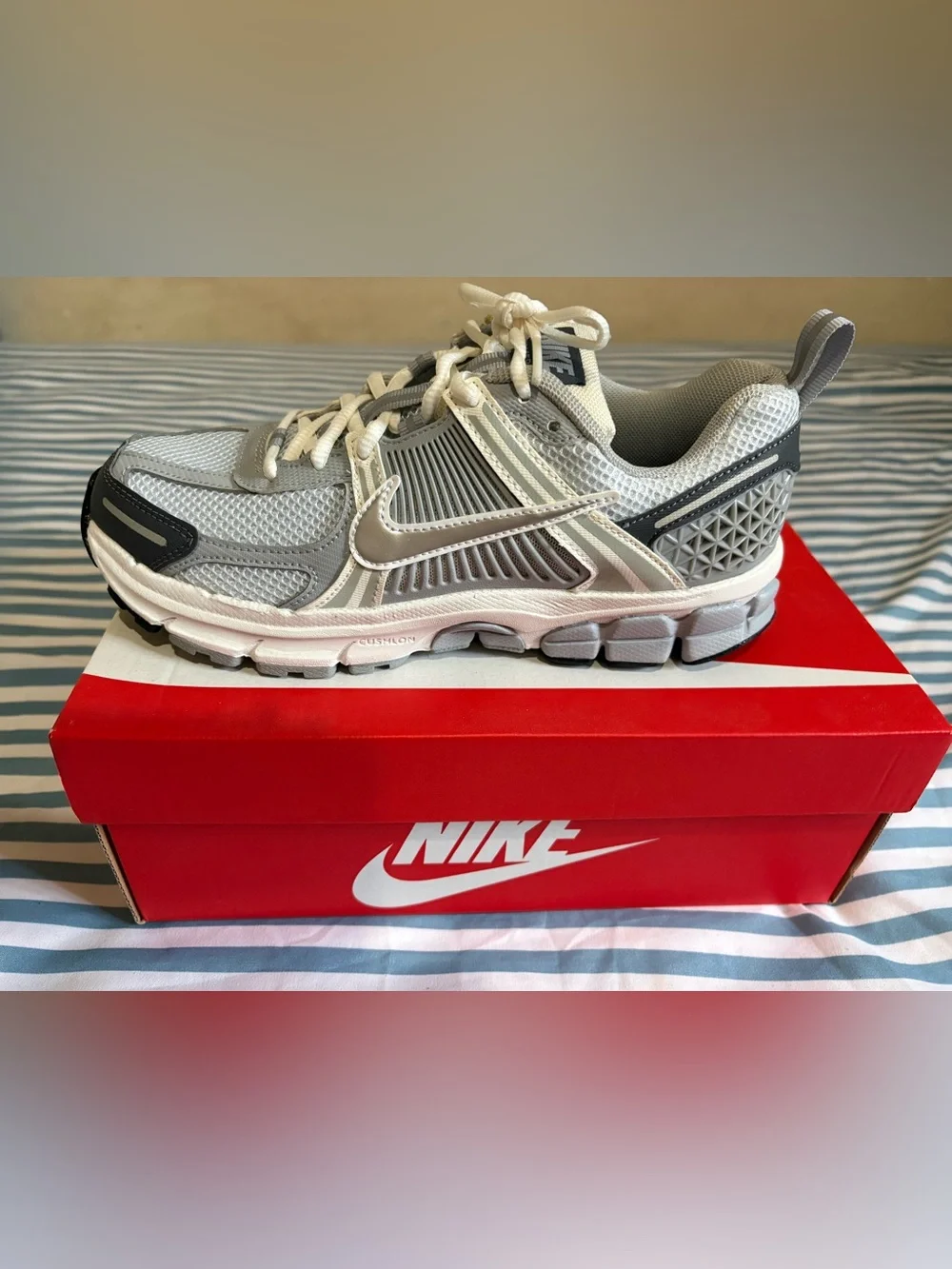 Nike *NEW* Youth Vomero Gray/Silver Mesh Running Sneakers size 6Y in orig box