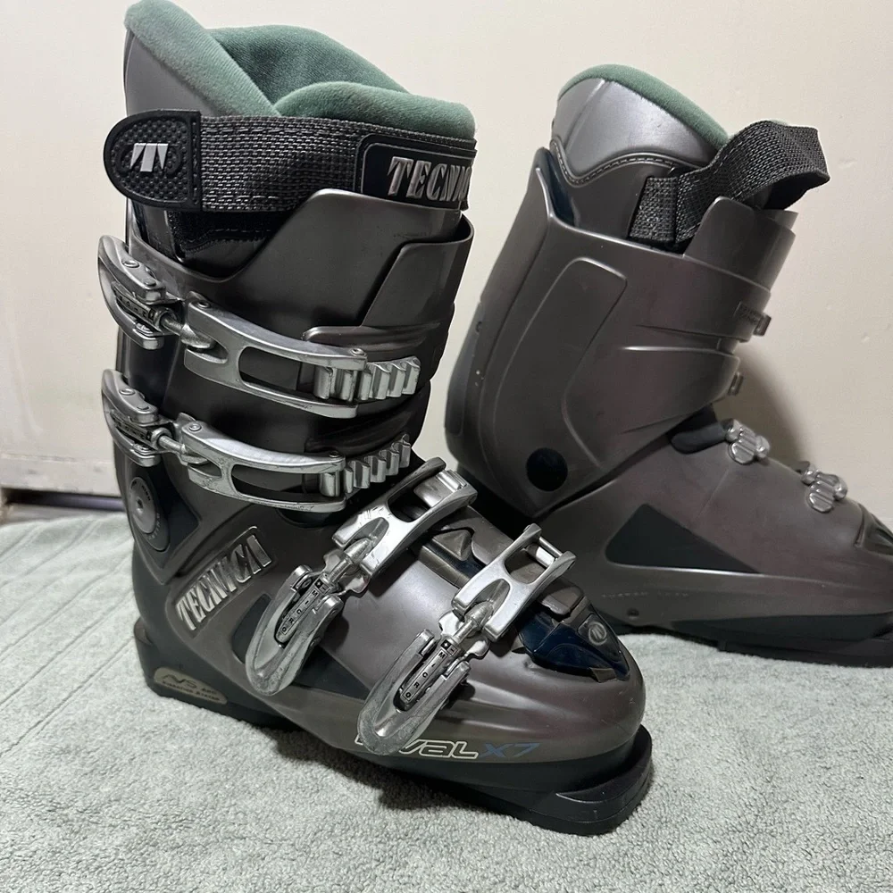 Tecnica ski boots