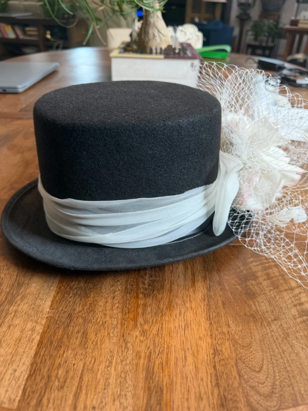 N/A black felt