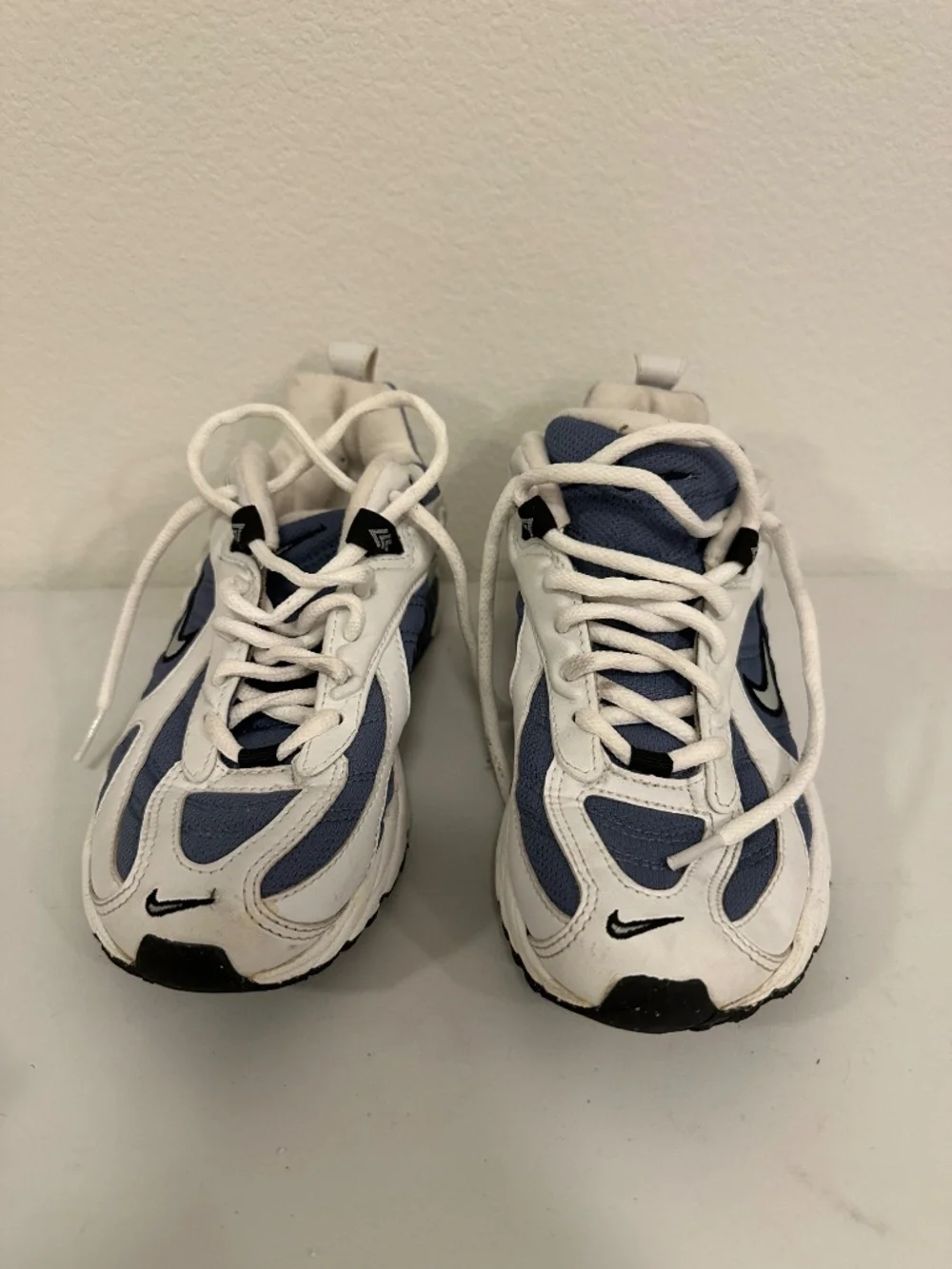 Vintage 1999 Nike Youth Running Sneakers White Navy Size 5.5Y 954021-401