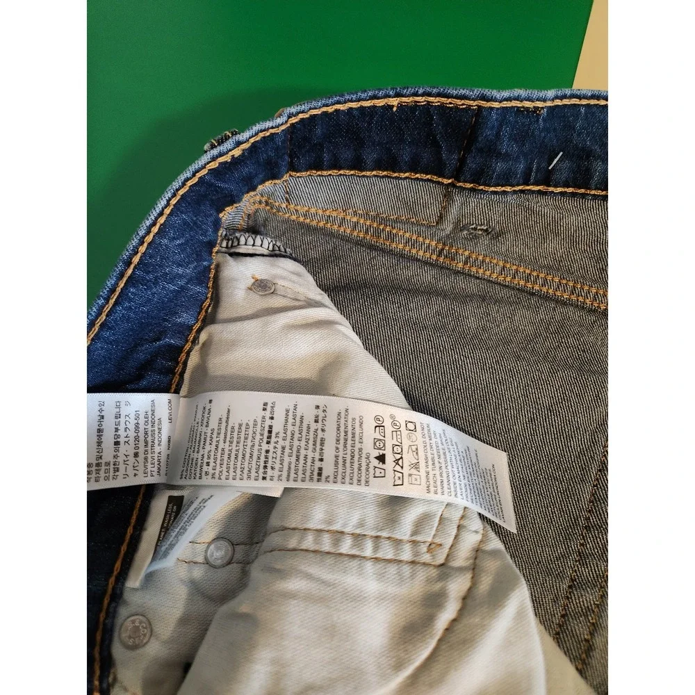 Levis chic waist sustainable