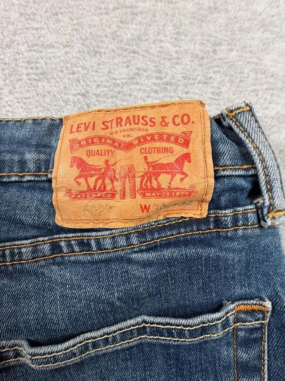Levi's 514 Straight Leg Medium Wash Denim Jeans