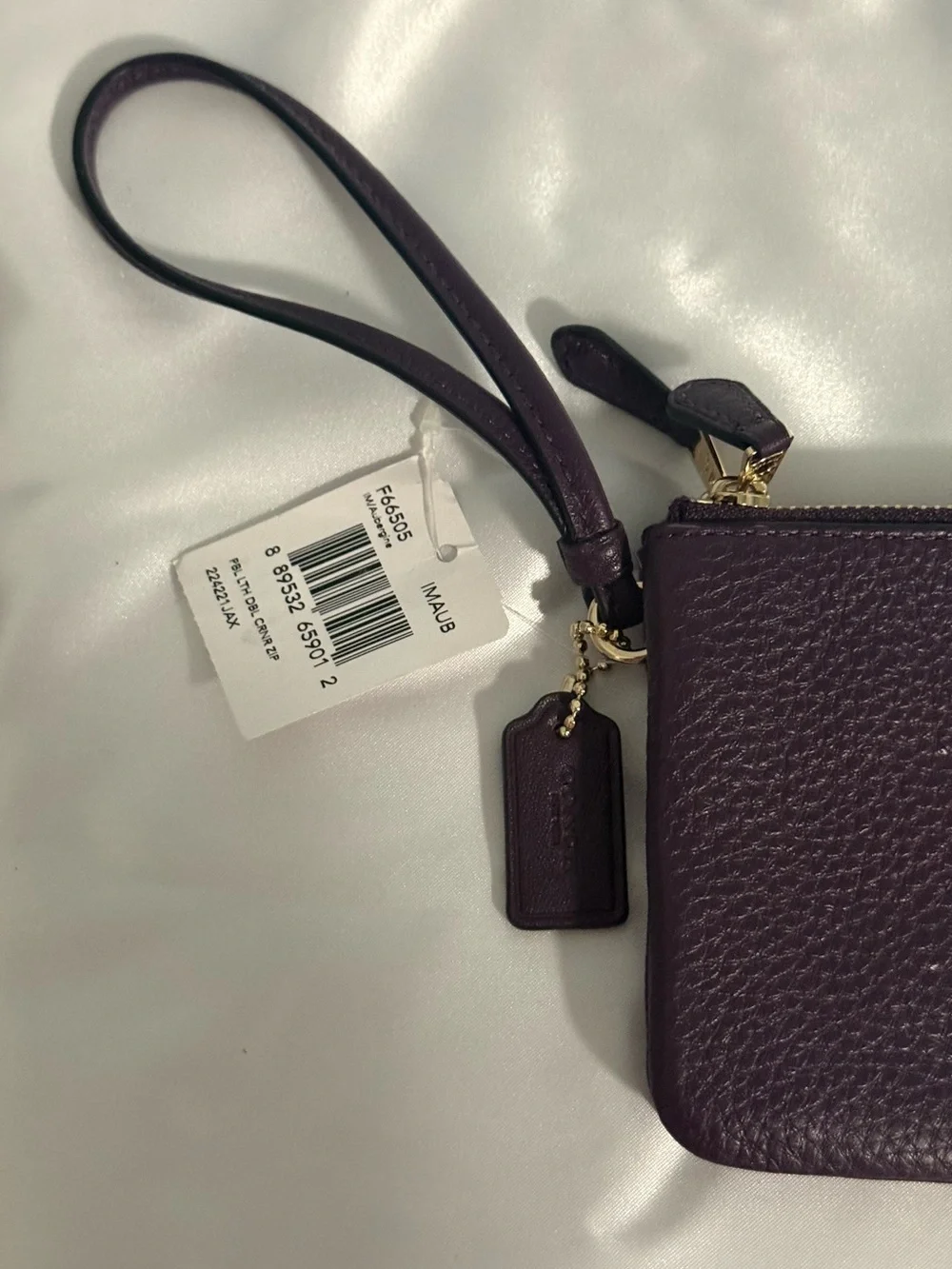 Coach compact pebble