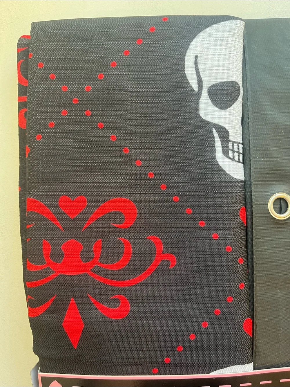 Betsey Johnson bold skull