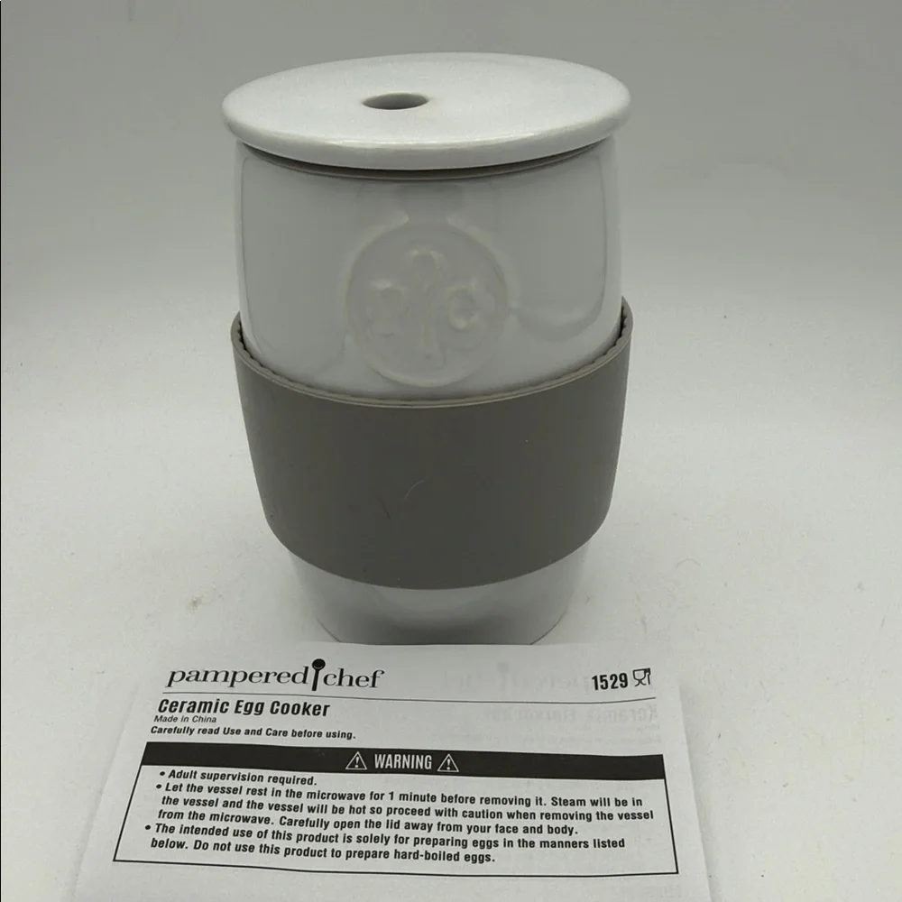 Pampered Chef White Ceramic egg oatmeal Cooker w/ Gray silicone Grip vent hole