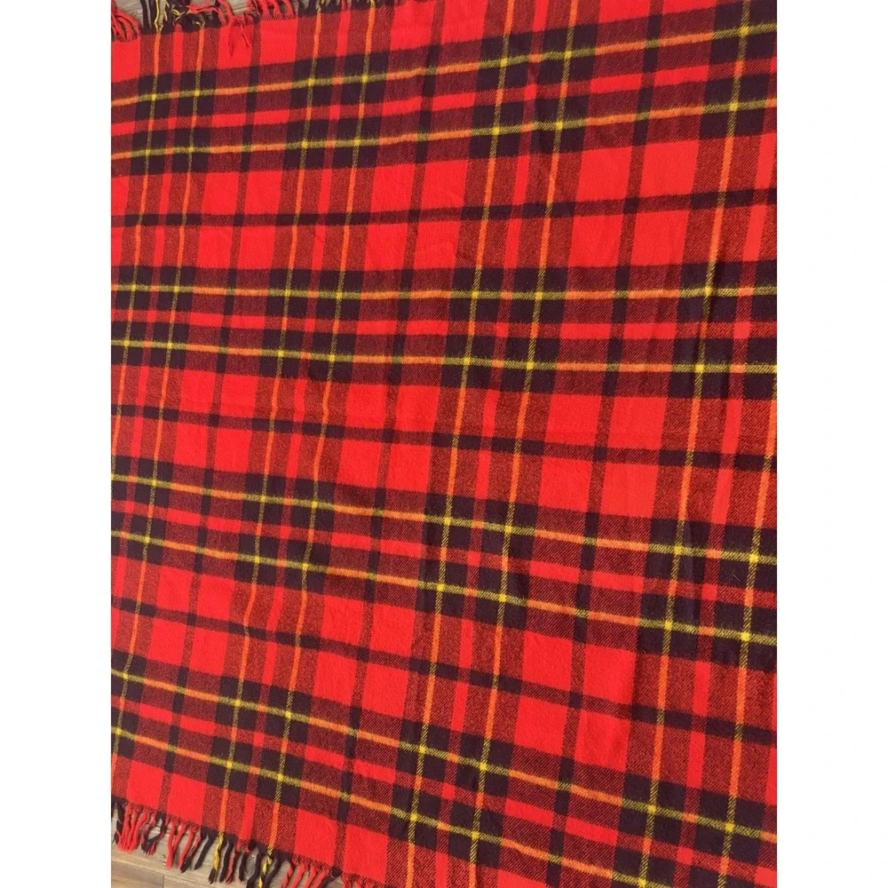 Faribo Red Tartan Plaid 100% Acrylic Blanket Throw Stadium Holiday 54x52‎