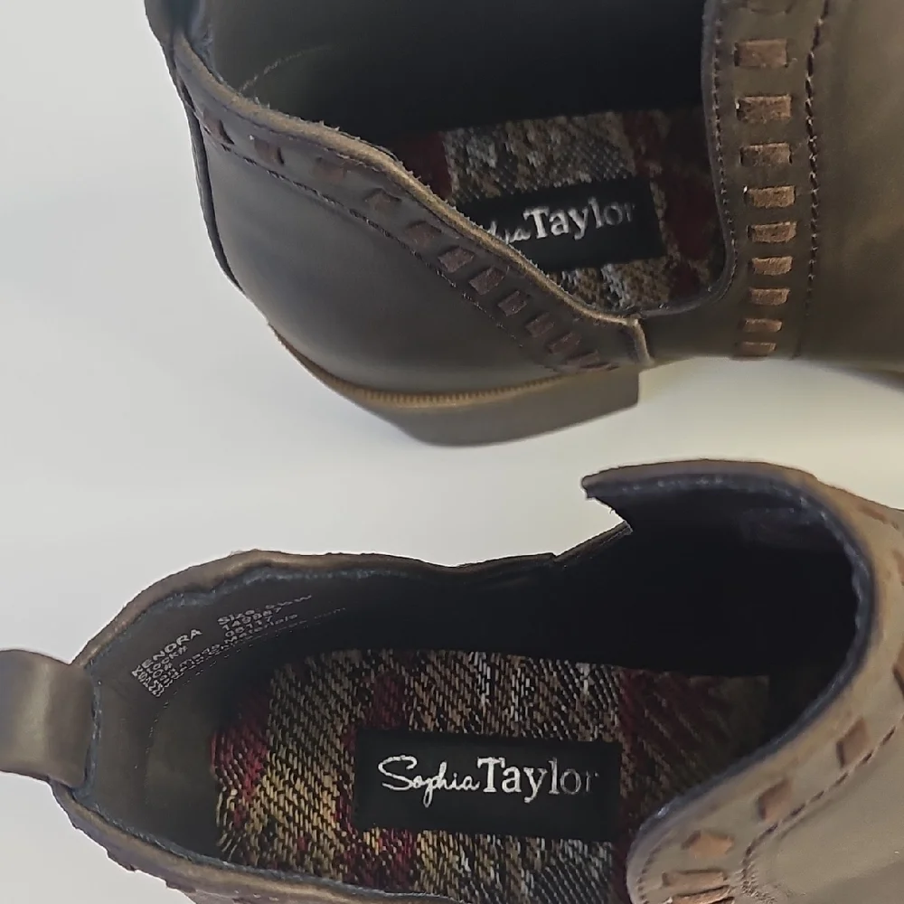 Sophia‎ Taylor Women's Dark Brown Ankle Booties Size 9.5 W