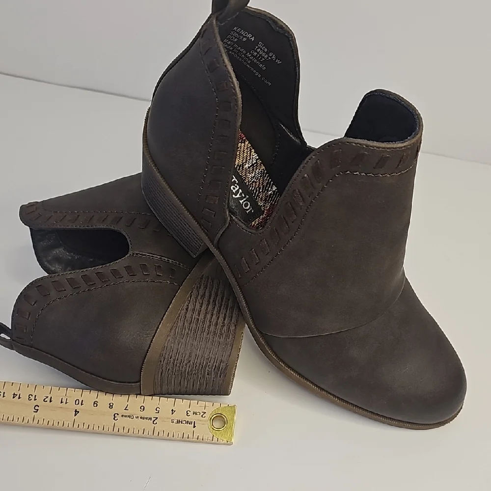 Sophia‎ Taylor Women's Dark Brown Ankle Booties Size 9.5 W