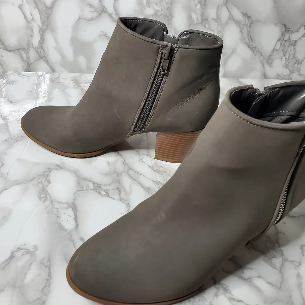 Sryle & Co Jamilagry Grey Booties 7.5