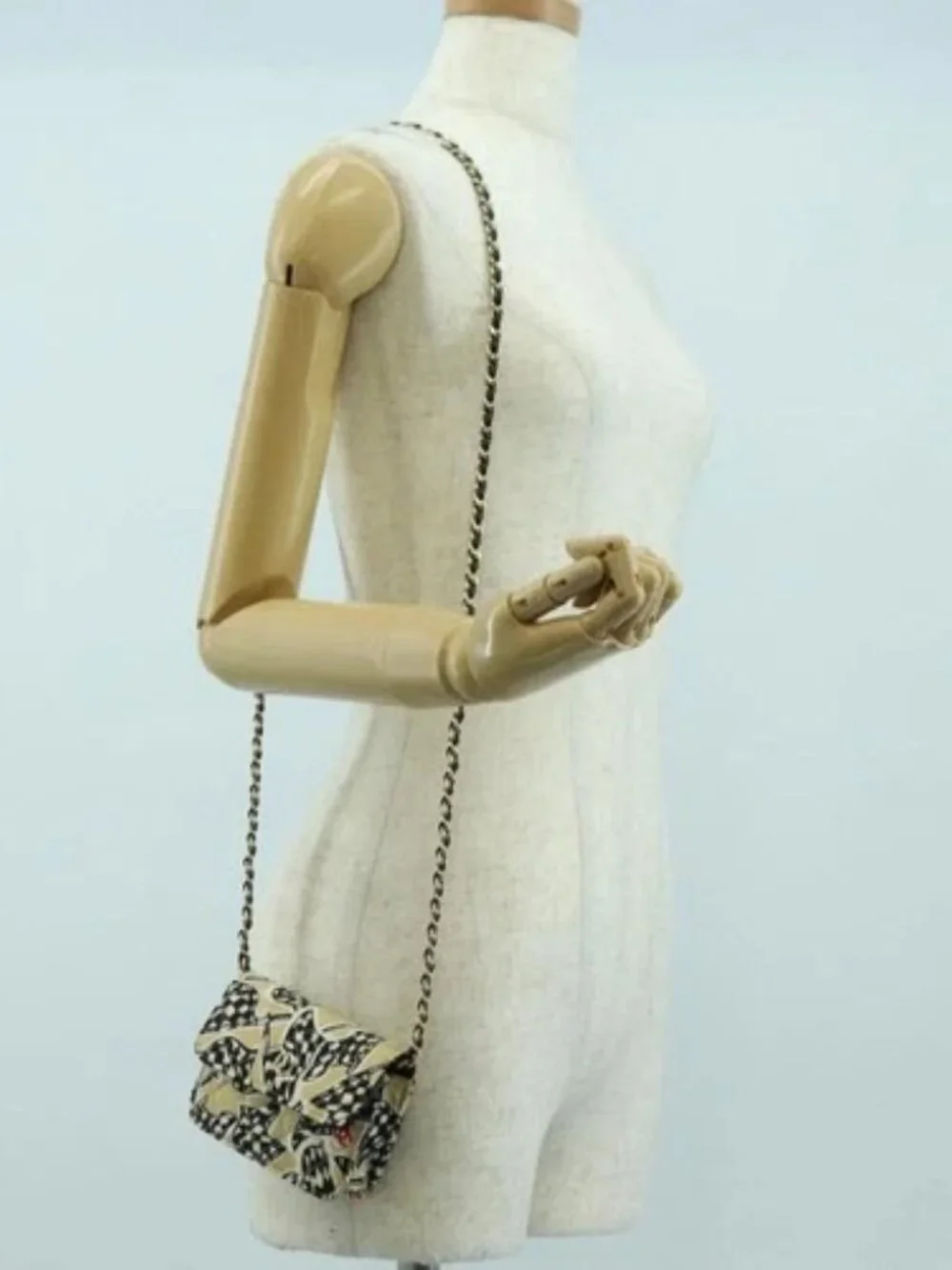 CHANEL brand	chanel color	beige