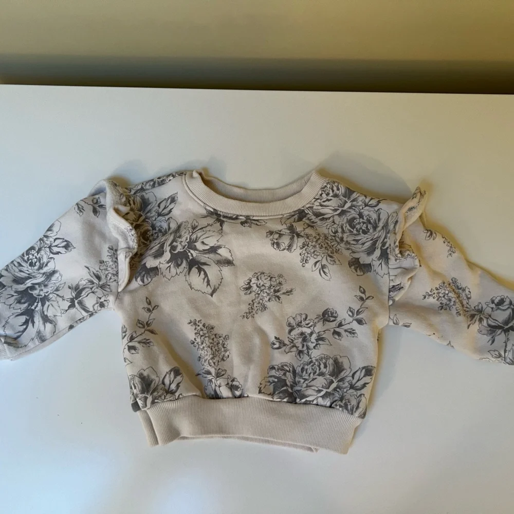 GAP Gray and‎ Cream Floral Sweatshirt With Ruffles Shoulders 12-18 Months