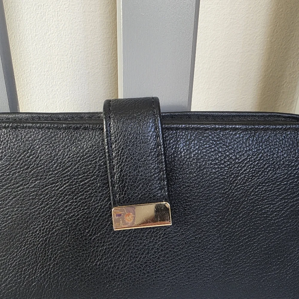 The Unbranded Brand sleek black